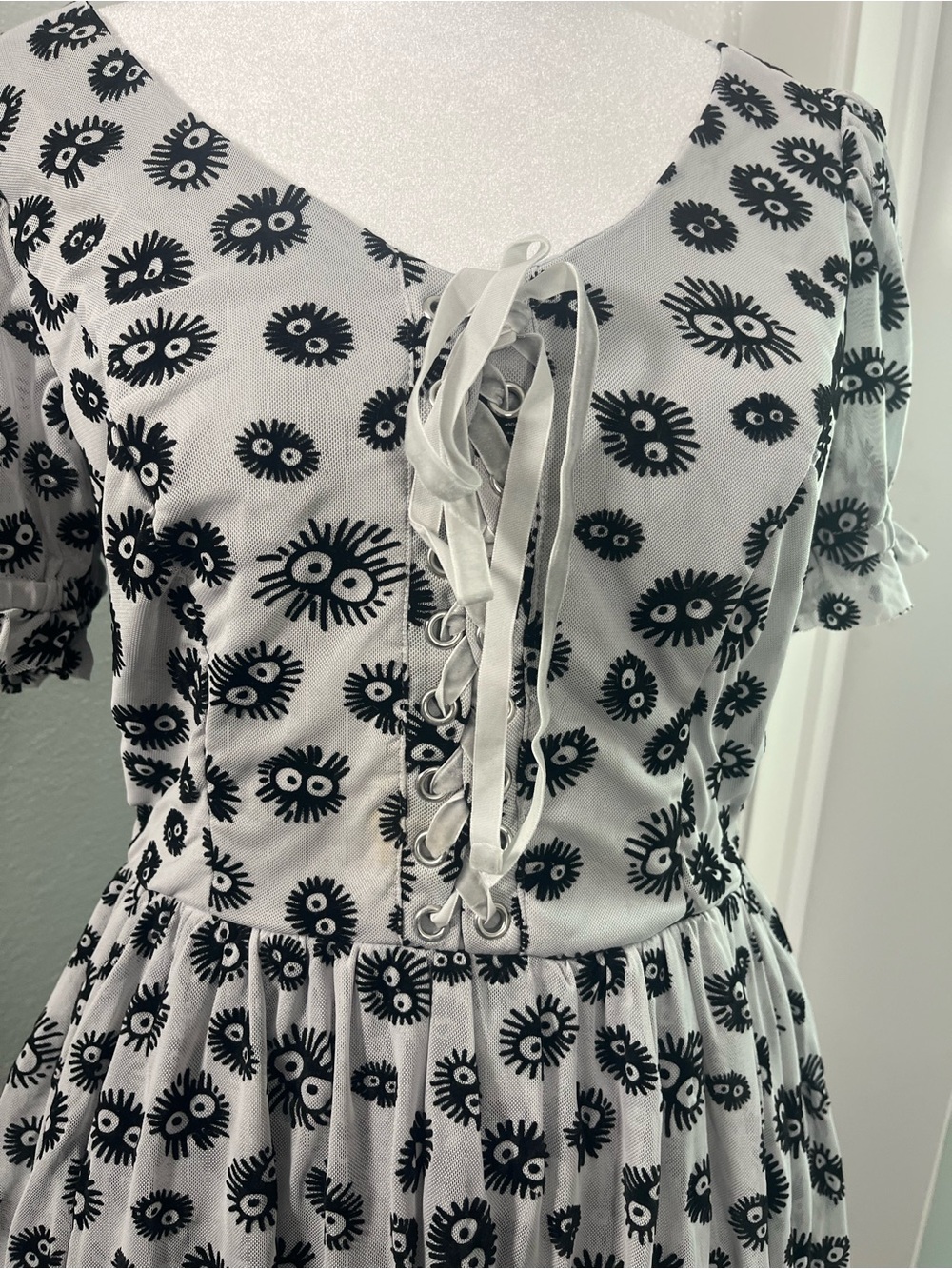 Short Sleeve Tie-Front Mini Dress in Black & White Eye Print spiders - Picture 2 of 11